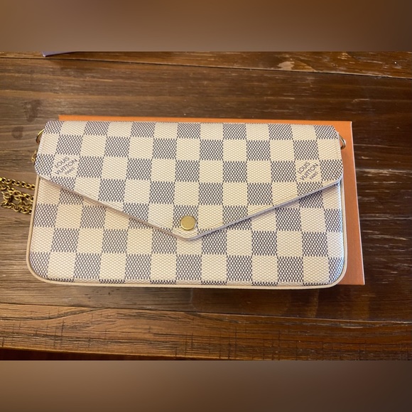 Félicie Pochette - Picture 2 of 11